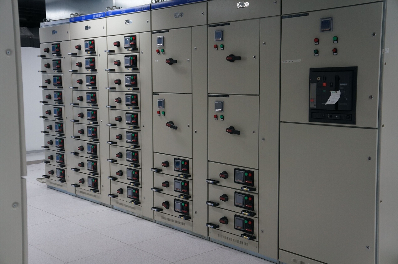 采用雙路市電、UPS、確保機房設備穩(wěn)定運行